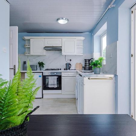 Family Friendly 3-Bed Home With Free Parking On Site Huddersfield Extérieur photo