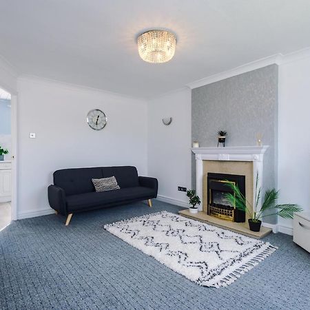 Family Friendly 3-Bed Home With Free Parking On Site Huddersfield Extérieur photo