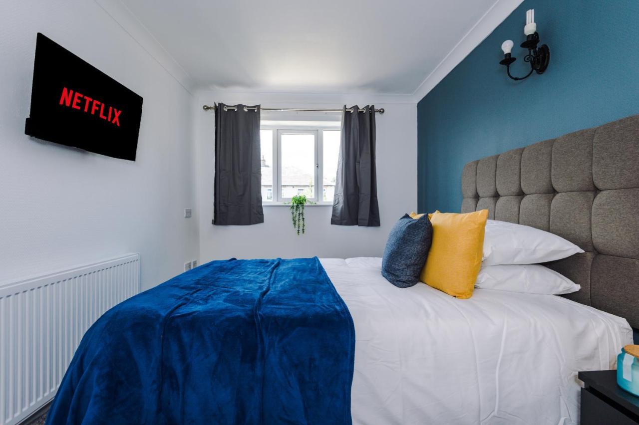 Family Friendly 3-Bed Home With Free Parking On Site Huddersfield Extérieur photo