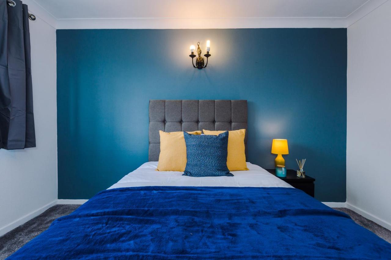 Family Friendly 3-Bed Home With Free Parking On Site Huddersfield Extérieur photo