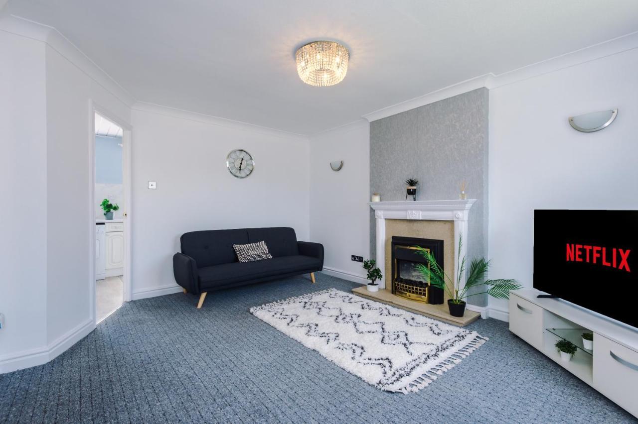 Family Friendly 3-Bed Home With Free Parking On Site Huddersfield Extérieur photo