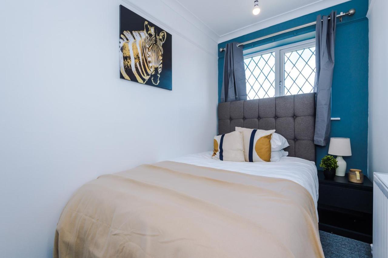 Family Friendly 3-Bed Home With Free Parking On Site Huddersfield Extérieur photo