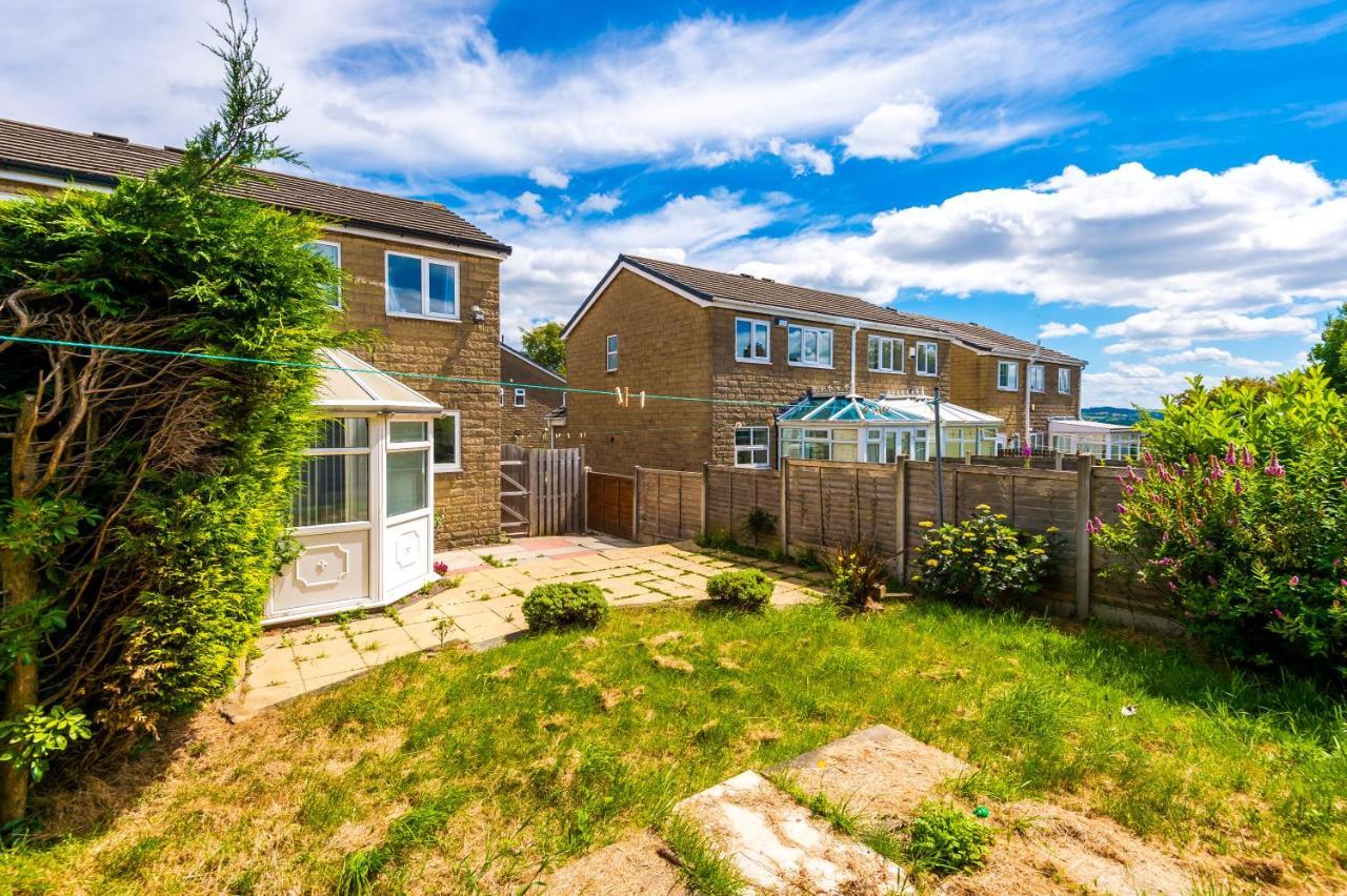 Family Friendly 3-Bed Home With Free Parking On Site Huddersfield Extérieur photo
