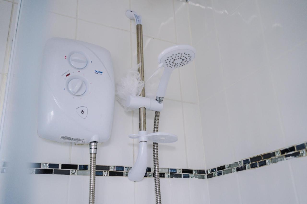 Family Friendly 3-Bed Home With Free Parking On Site Huddersfield Extérieur photo